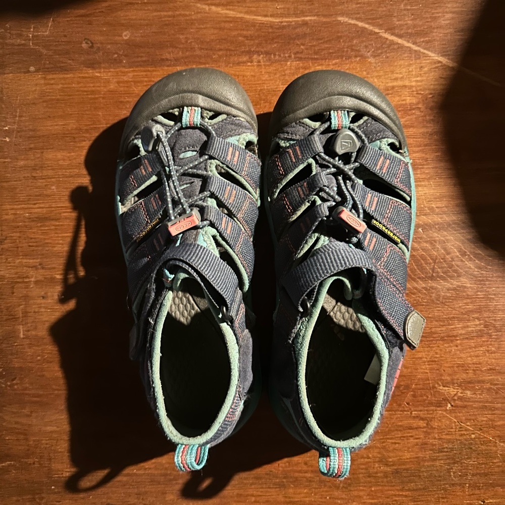 Keens waterproof shoes. Excellent used condition. Pink/blue/teal. Size 3.
